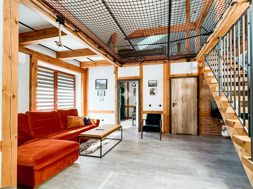 Dom mieszkalny + 7 apartamentów + działki