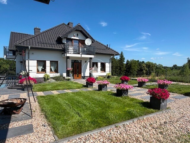 Dom w okolicy Gdańska, nad jeziorem. Kolbudy