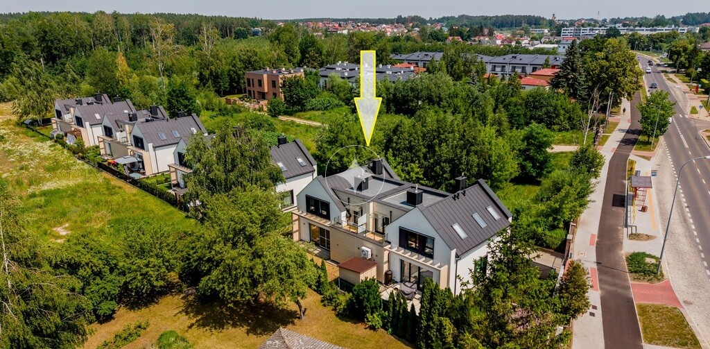 Nowoczesny bliźniak z garażem i ogrodem, rok 2022