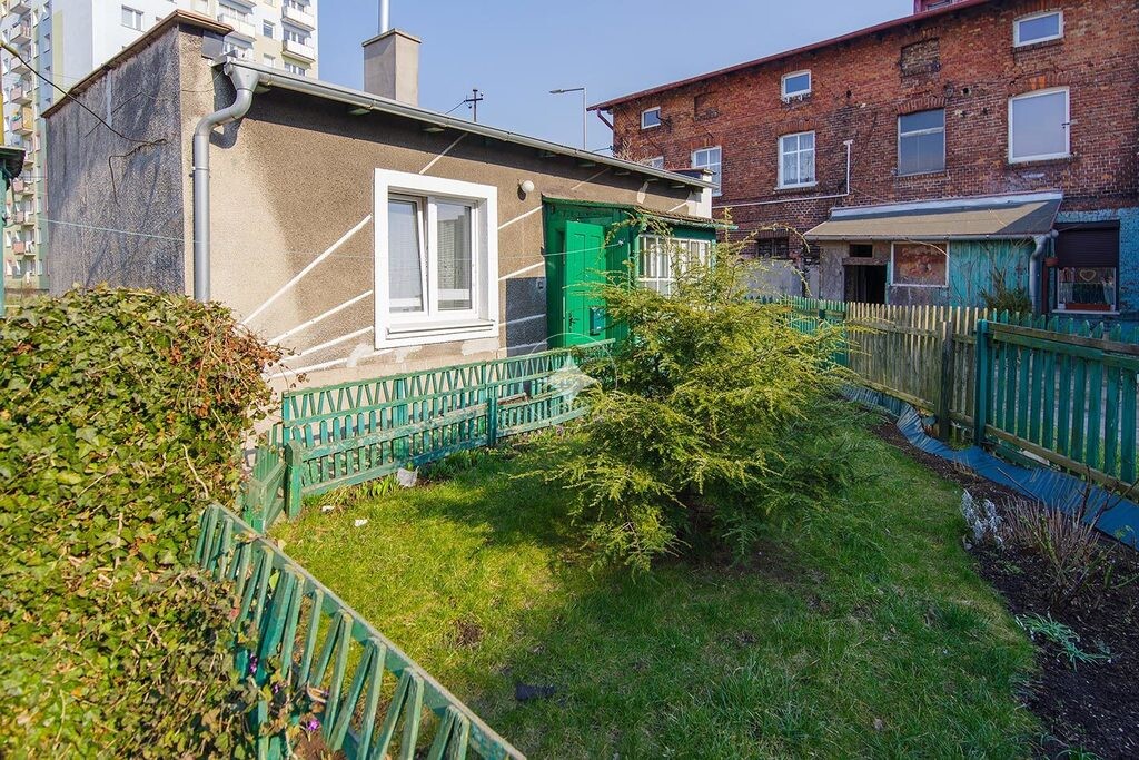 Dom w mieście z ogrodem, garażem nad morzem
