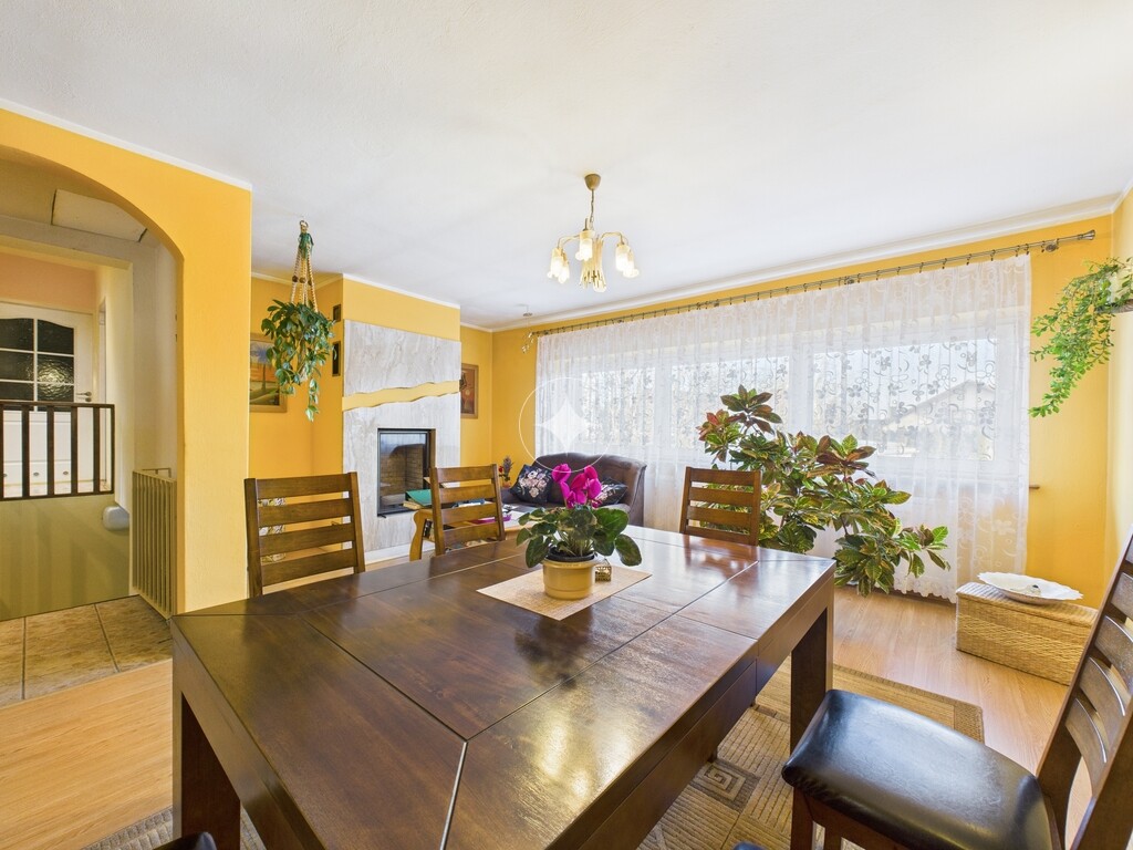Dom wolnostojący 200m2 na działce 900m2 /Radwanice