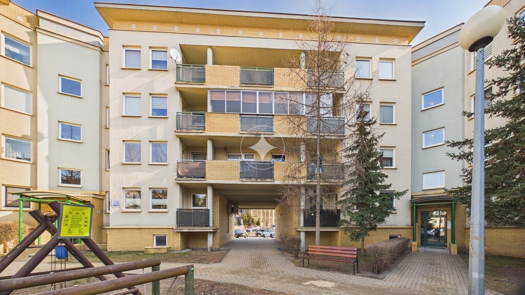 3 pok. 60 m2 z dwoma  miejscami post. Trawiasta