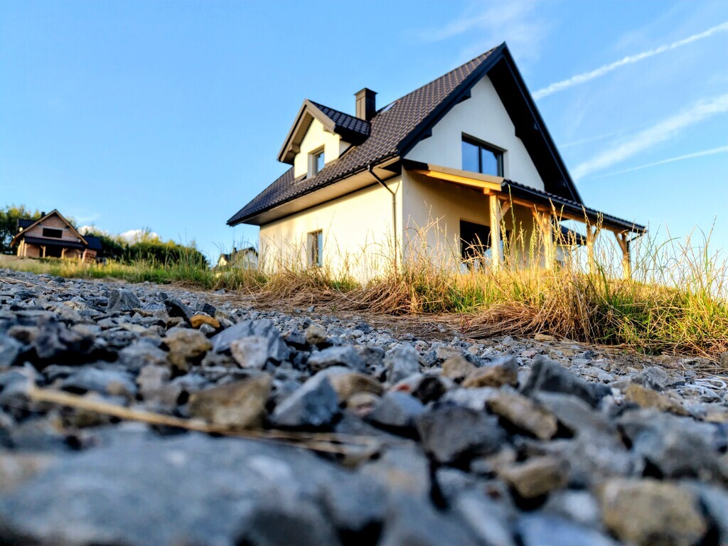 Dom z przestrzenią i panoramą gór