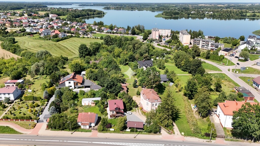 Zabytkowa kamienica w Rajgrodzie nieopodal jeziora